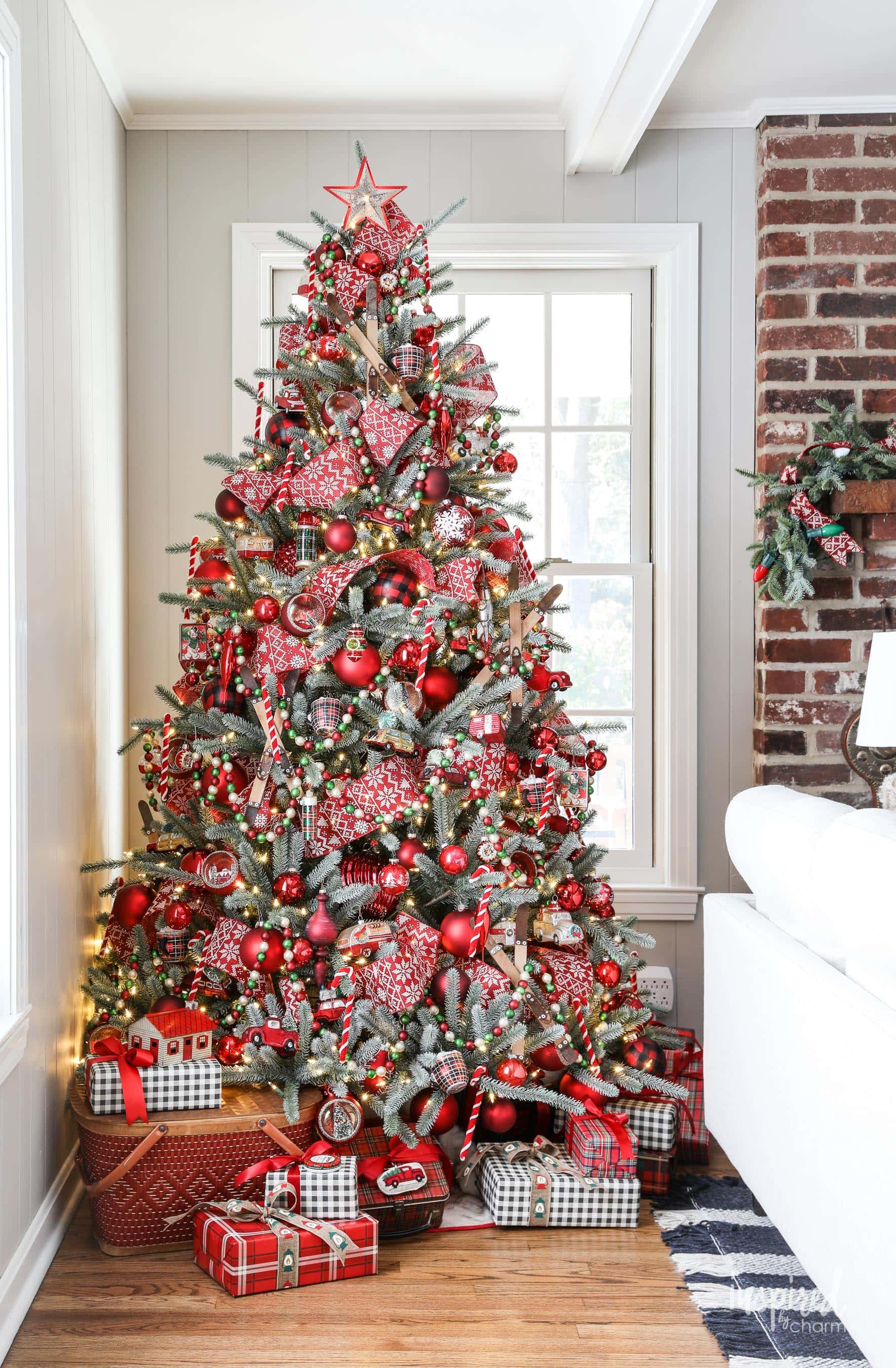 10 Embellished Christmas Tree Decor Ideas