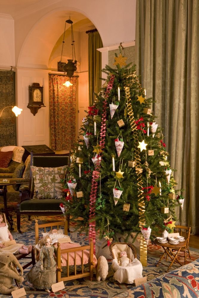 10 Historic Christmas Tree Decorations To Try This Year