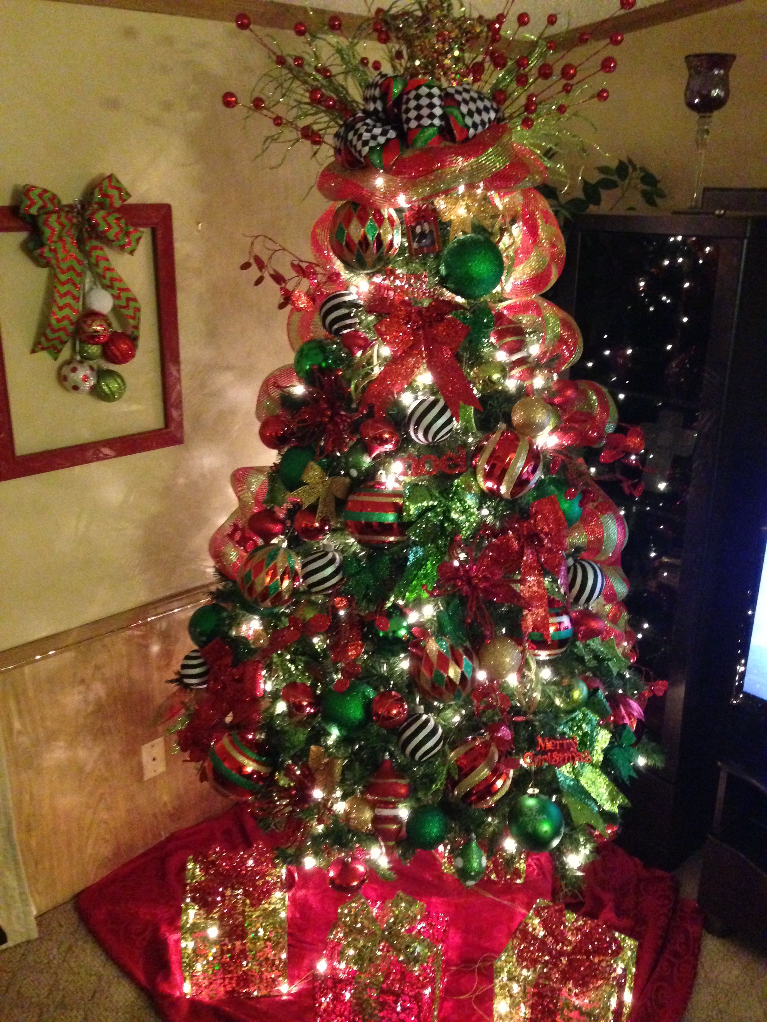 10 Ways To Create A Bright Green Red & White Christmas Tree