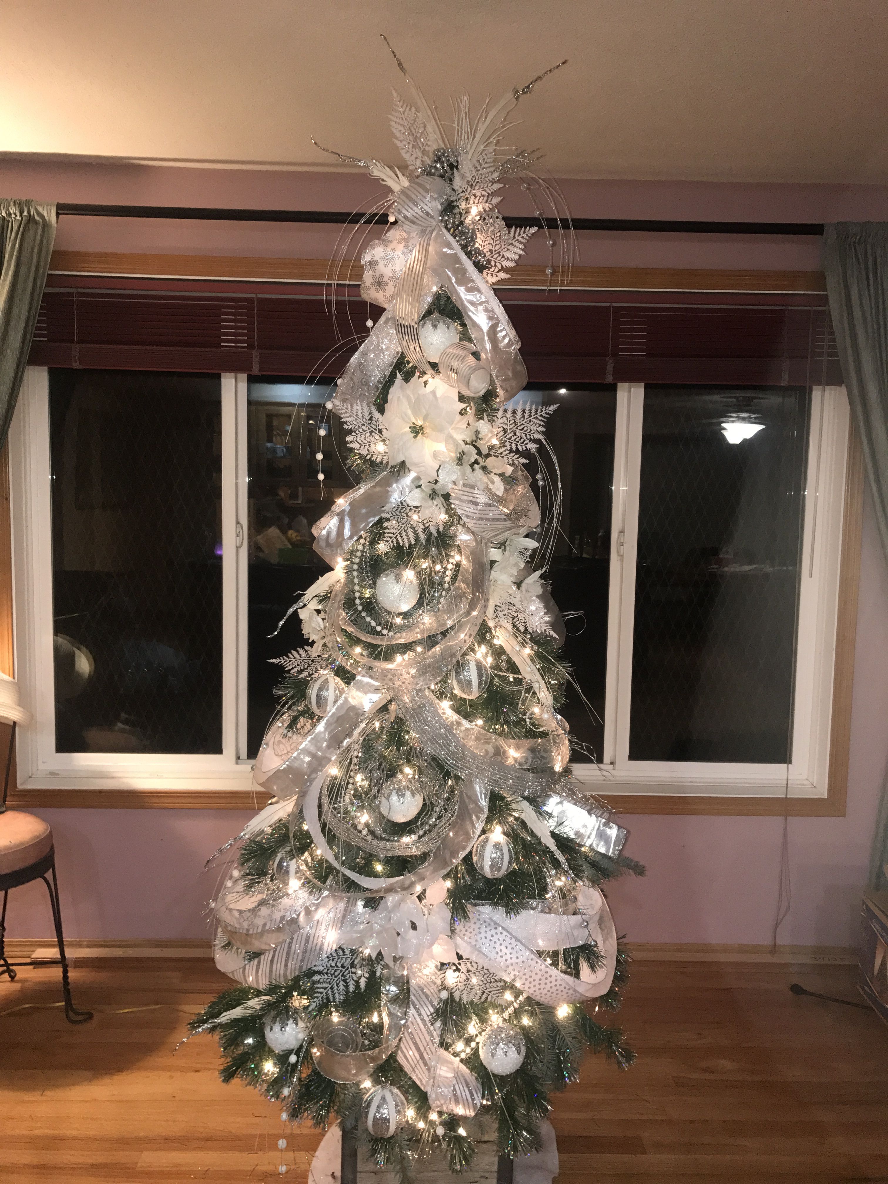 6 Ways To Decorate A White Christmas Tree With Silver Ribbon