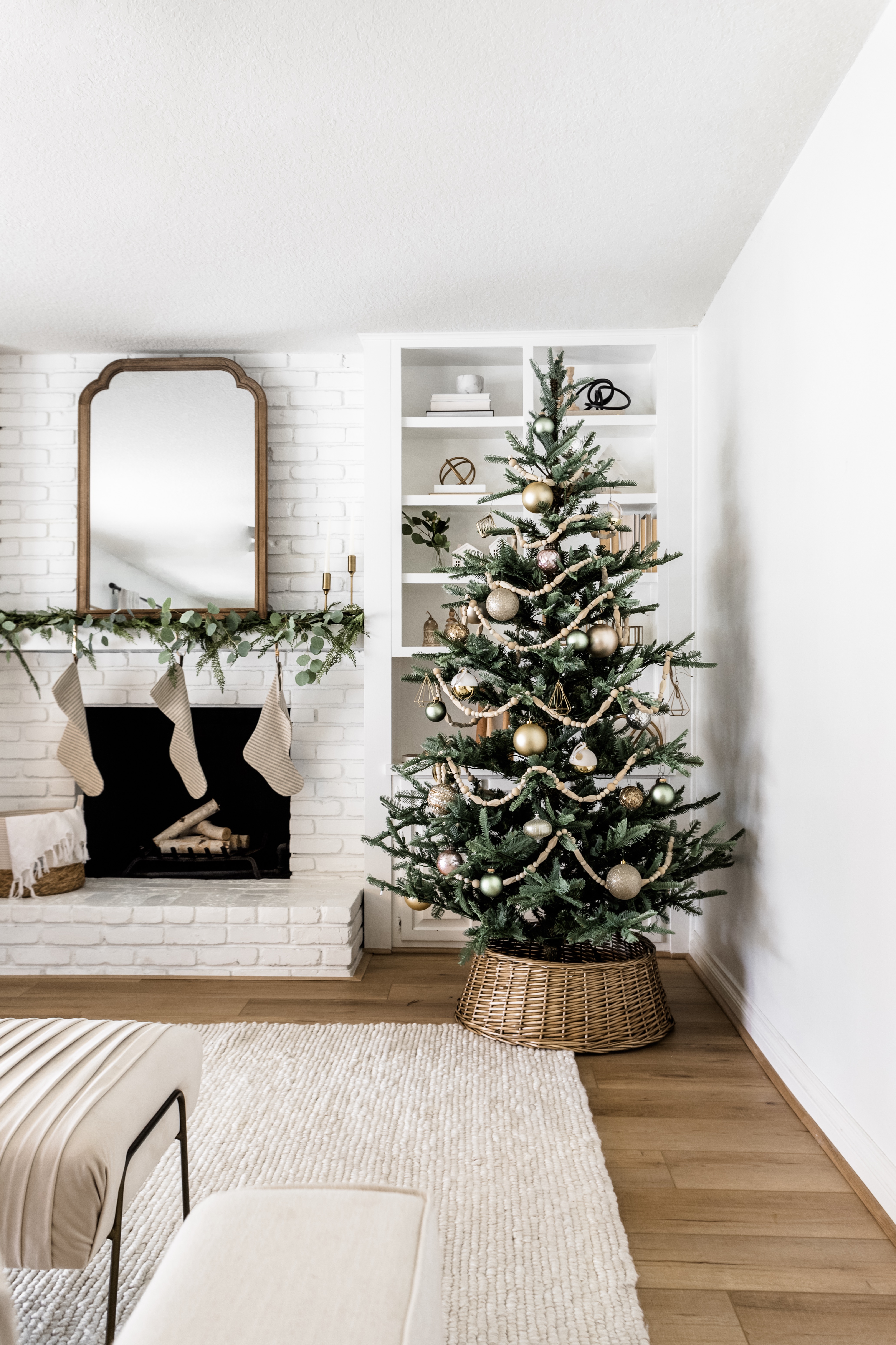 Modern Minimalist Christmas Tree Decorating Ideas