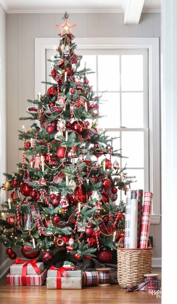 Simple Christmas Tree Decorating Ideas For A Classic Look